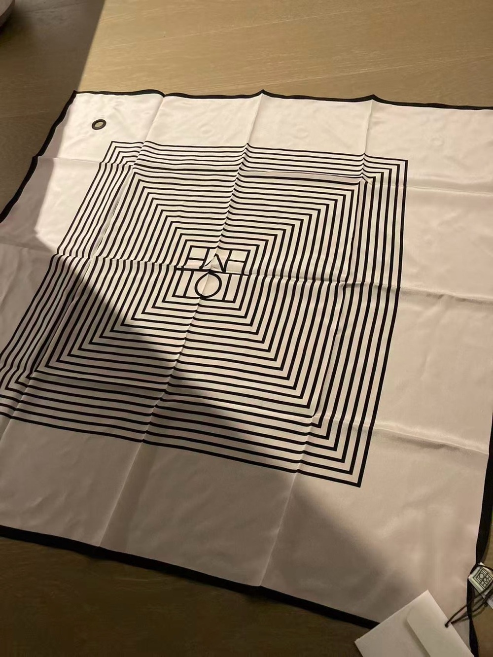 Toteme Luxury Black & White Geometric Tablecloth - Picture 6 of 9